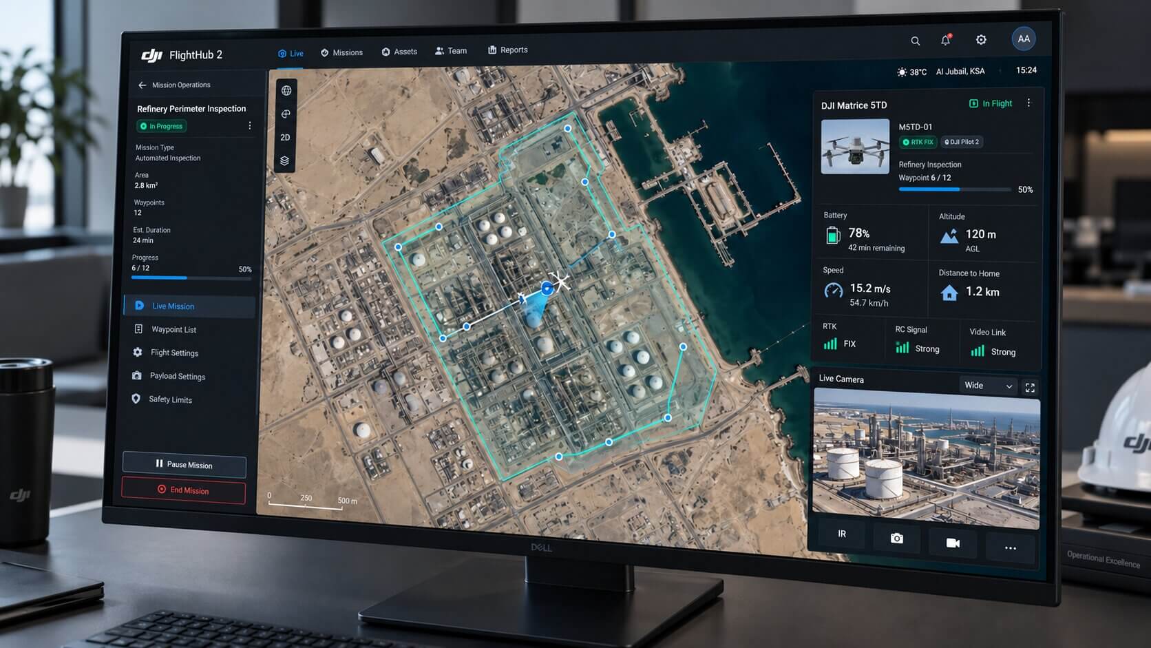 لوحة تحكّم منصة (DJI FlightHub 2) تعرض مهمة آلية مباشرة لطائرة دون طيار فوق منطقة صناعية في المملكة العربية السعودية، تديرها تسعـة أعشـار باستخدام طائرة (DJI Matrice 5TD).