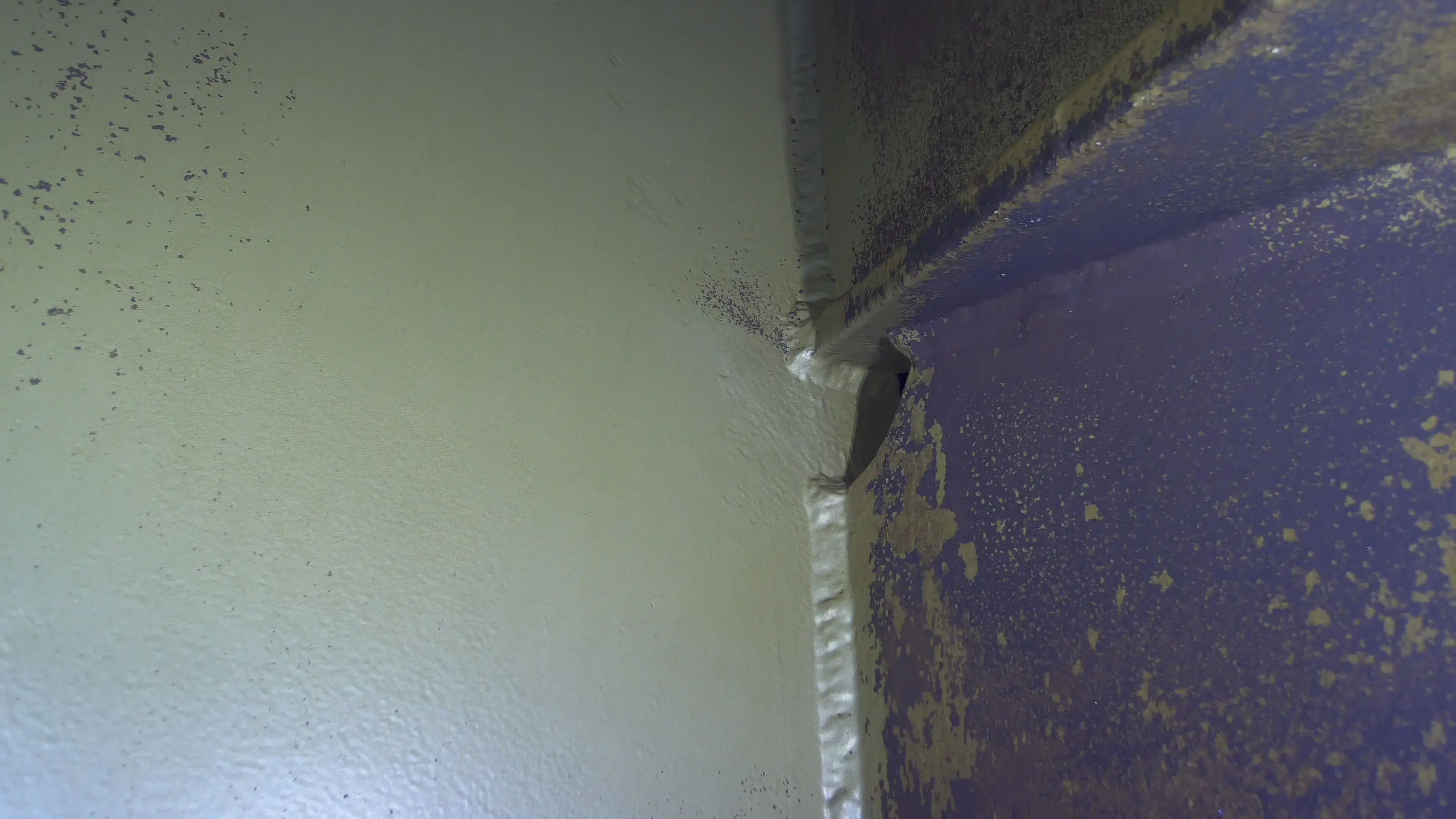 3.5× zoom  same position, weld detail resolved
